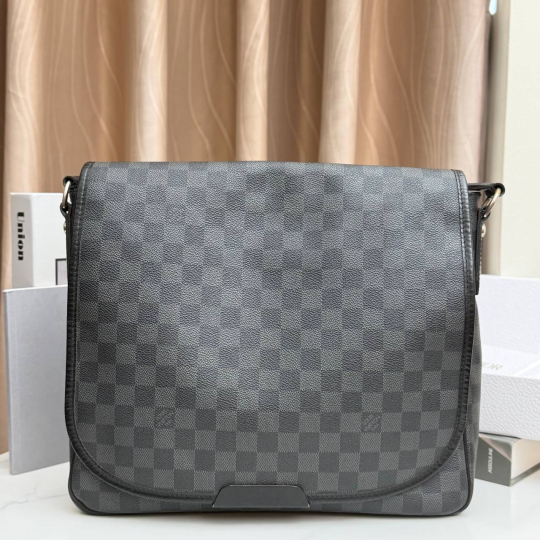 Louis Vuitton District MM Messenger Bag Damier Graphite Canvas