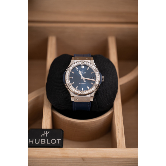 Đồng Hồ Hublot Classic Fusion Titanium Blue Viền Kim Cương