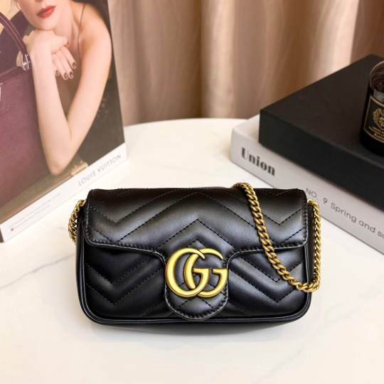 Gucci Đen 