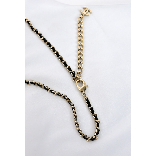 Chanel Dây Chuyền Chuỗi Luồn Da Đen Thẻ Logo Cam