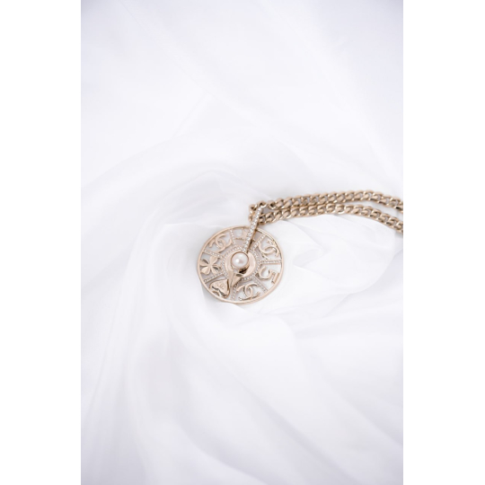 Chanel Dây Chuyền Medallion Tròn Ngọc Trai Vàng Nhạt