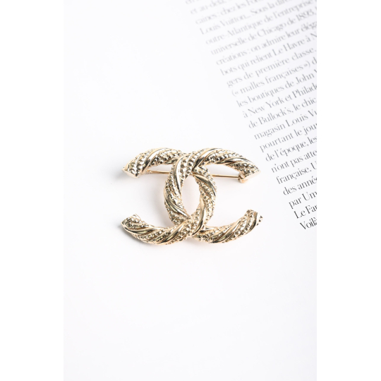 Chanel Cài Áo CC Xoắn Thừng Vàng