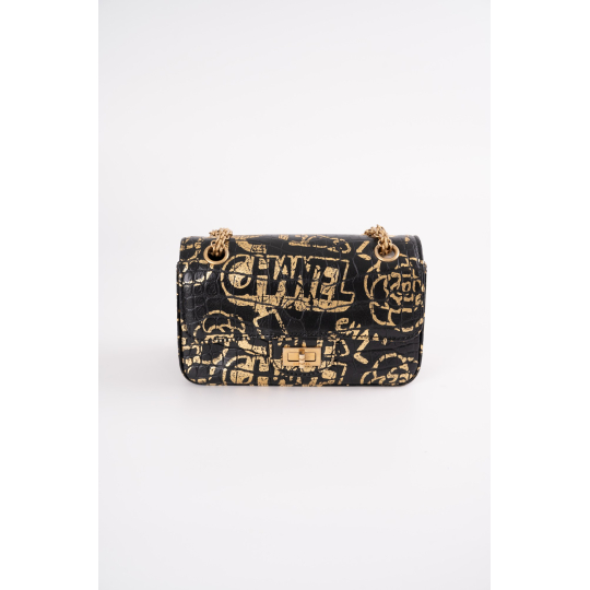 Túi Chanel 2.55 Reissue Graffiti Da Dập Cá Sấu Đen Vàng